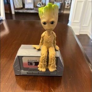 Dancing Groot‎